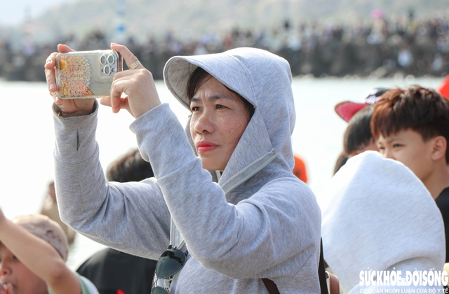 Đua thuyền mùng 3 Tết: Rộn ràng sóng nước đầu Xuân tại Khánh Hòa- Ảnh 5.