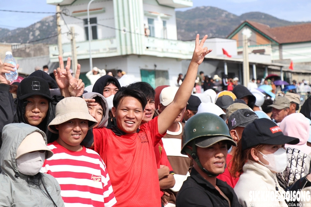 Đua thuyền mùng 3 Tết: Rộn ràng sóng nước đầu Xuân tại Khánh Hòa- Ảnh 4.