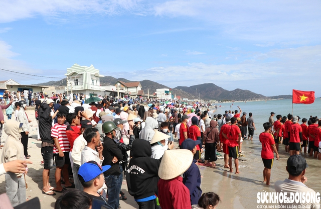 Đua thuyền mùng 3 Tết: Rộn ràng sóng nước đầu Xuân tại Khánh Hòa- Ảnh 3.