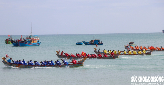 Đua thuyền mùng 3 Tết: Rộn ràng sóng nước đầu Xuân tại Khánh Hòa- Ảnh 2.