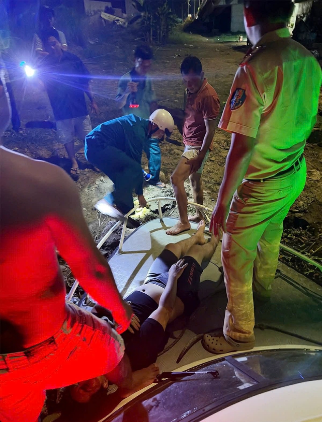 Công an An Giang cứu thanh niên nhảy cầu trong đêm- Ảnh 1.