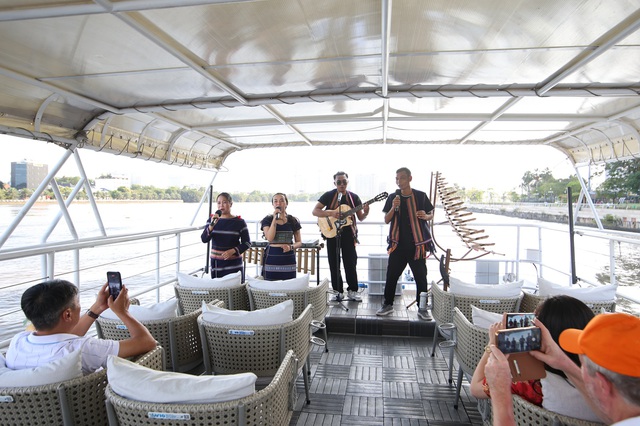 Du khách hào hứng trải nghiệm dạo sông Sài Gòn, nghe cồng chiêng Tây Nguyên dịp Tết - Ảnh 4.