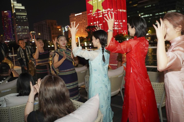 Du khách hào hứng trải nghiệm dạo sông Sài Gòn, nghe cồng chiêng Tây Nguyên dịp Tết - Ảnh 6.