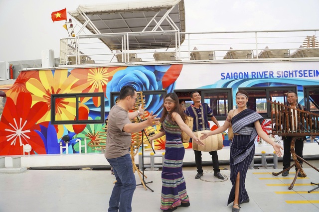 Du khách hào hứng trải nghiệm dạo sông Sài Gòn, nghe cồng chiêng Tây Nguyên dịp Tết - Ảnh 2.