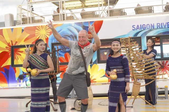 Du khách hào hứng trải nghiệm dạo sông Sài Gòn, nghe cồng chiêng Tây Nguyên dịp Tết - Ảnh 3.
