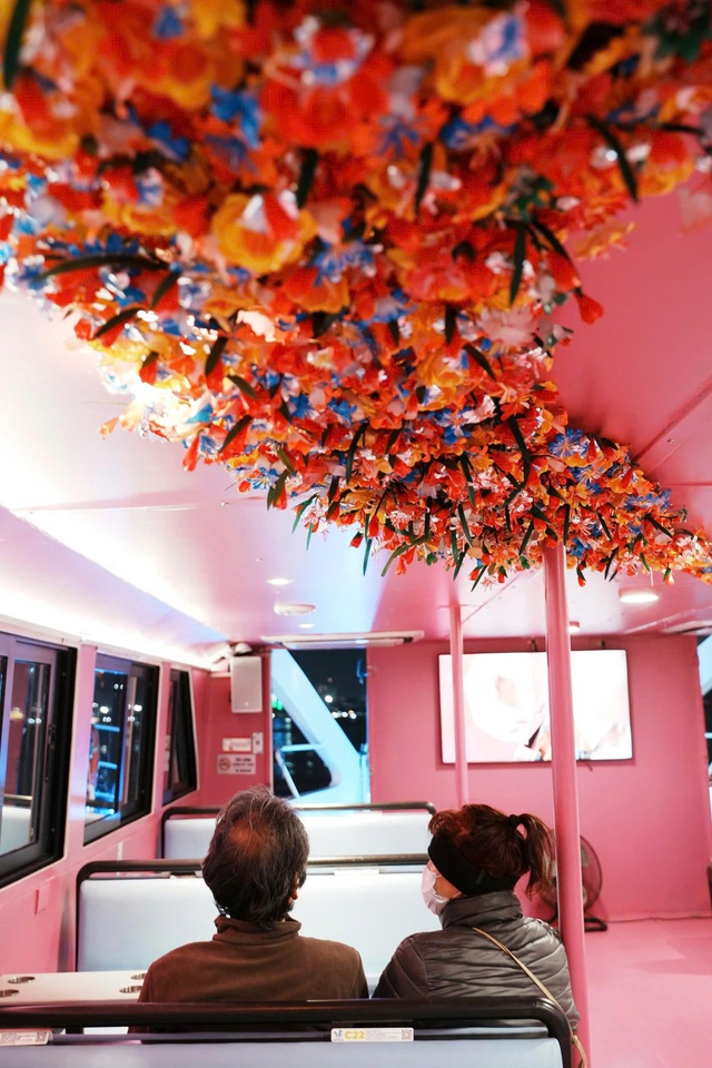 Du khách hào hứng trải nghiệm dạo sông Sài Gòn, nghe cồng chiêng Tây Nguyên dịp Tết - Ảnh 7.