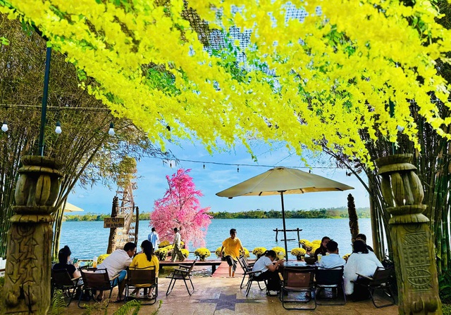 Hàng nghìn du khách đổ về Đắk Lắk đầu năm mới 2026- Ảnh 12. Hàng nghìn du khách đổ về Đắk Lắk đầu năm mới 2026- Ảnh 12.