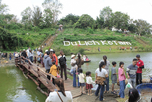 Hàng nghìn du khách đổ về Đắk Lắk đầu năm mới 2026- Ảnh 11. Hàng nghìn du khách đổ về Đắk Lắk đầu năm mới 2026- Ảnh 11.