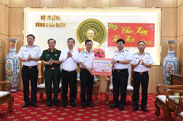TPHCM và Quân chủng Hải quân chúc Tết Bộ Tư lệnh Vùng 5 Hải quân- Ảnh 3. TPHCM và Quân chủng Hải quân chúc Tết Bộ Tư lệnh Vùng 5 Hải quân- Ảnh 3.