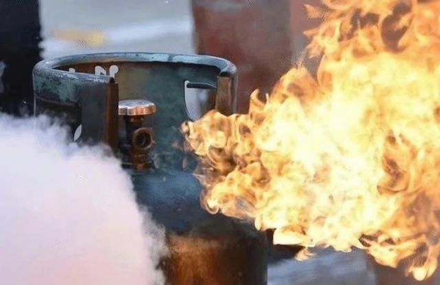 Cha tử vong, con bị thương nghi do nổ bình gas- Ảnh 1.