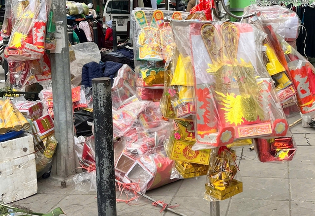 Thị trường đồ lễ ông Công, ông Táo năm nay có gì mới? - Ảnh 3.