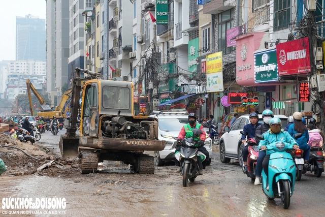 Thi công mở rộng đường Nguyễn Tuân kéo dài, cuộc sống người dân đảo lộn- Ảnh 3.