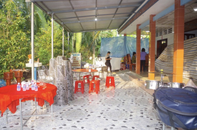 Hai người tử vong, nhiều người nhập viện sau khi uống rượu - Ảnh 1.