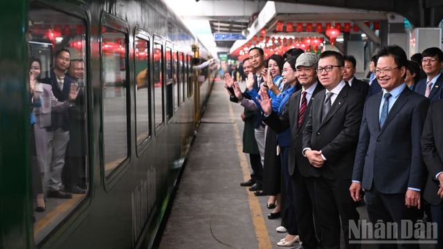 Báo Nhân Dân ra mắt 'Chuyến tàu hạnh phúc': Hành trình nhân văn chào Xuân mới- Ảnh 1.