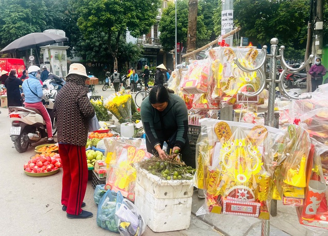 Thị trường đồ lễ ông Công, ông Táo năm nay có gì mới? - Ảnh 1.