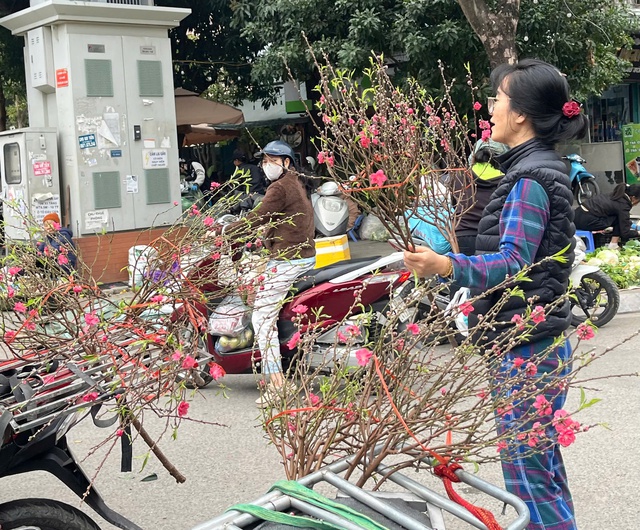 Thị trường đồ lễ ông Công, ông Táo năm nay có gì mới? - Ảnh 4.