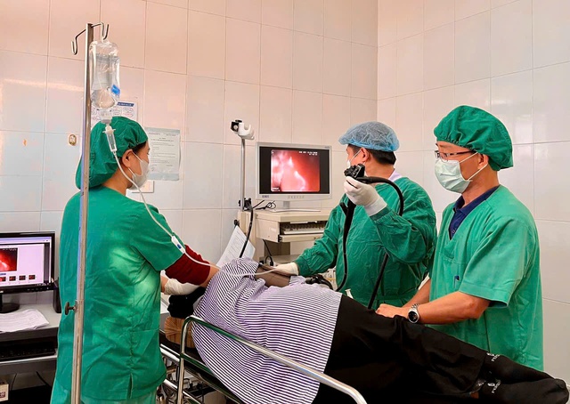 Gắp thành công sợi thép xuyên thành dạ dày bệnh nhân- Ảnh 1.