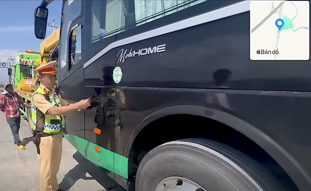 Xe khách 36 chỗ bị tạm giữ 7 ngày sau khi bị phát hiện 3 vi phạm trong hoạt động vận tải hành khách, tổng mức xử phạt lên tới 104,5 triệu đồng.