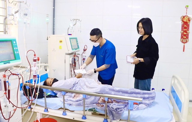 Tết không nghỉ trong phòng chạy thận- Ảnh 2.