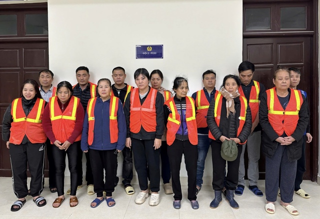 Triệt xóa sới bạc 'di động' trên sông Hồng, bắt 14 đối tượng- Ảnh 1.