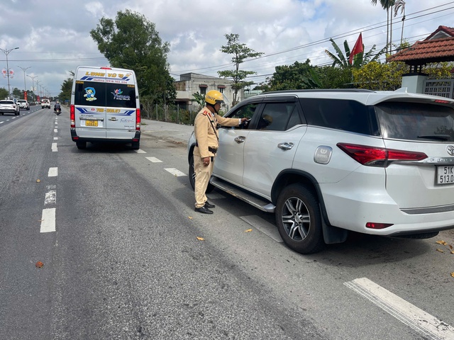 Huế xử lý hàng trăm trường hợp vi phạm giao thông dịp Tết, 3 người tử vong do tai nạn- Ảnh 1.