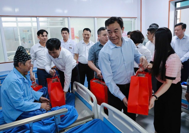 Tết không nghỉ trong phòng chạy thận- Ảnh 1.