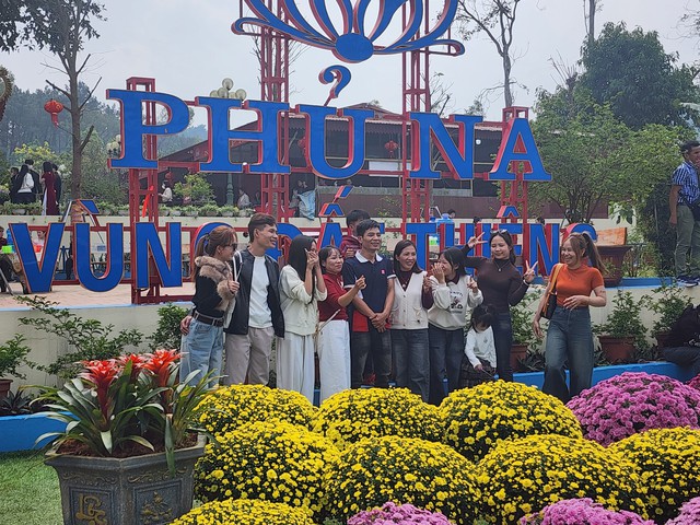 Du khách lên rừng, xuống biển cầu may đầu năm- Ảnh 4.