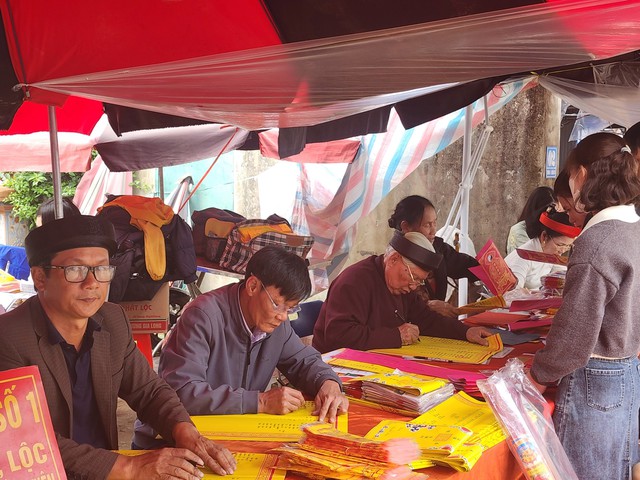 Du khách lên rừng, xuống biển cầu may đầu năm- Ảnh 5.