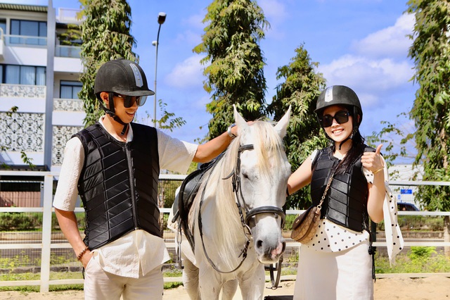 Du khách xếp hàng chờ cưỡi ngựa cầu may Tết Bính Ngọ- Ảnh 8.