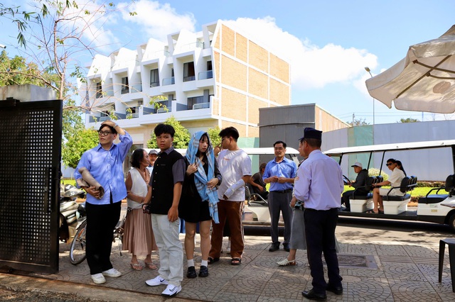 Du khách xếp hàng chờ cưỡi ngựa cầu may Tết Bính Ngọ- Ảnh 1.