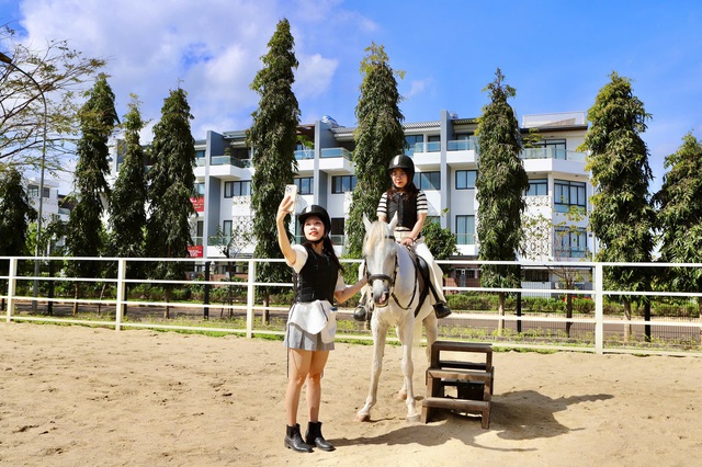 Du khách xếp hàng chờ cưỡi ngựa cầu may Tết Bính Ngọ- Ảnh 10.