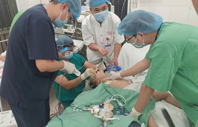 Bé 3 tuổi nguy kịch vì hạt hướng dương ngày Tết- Ảnh 1. Bé 3 tuổi nguy kịch vì hạt hướng dương ngày Tết- Ảnh 1.