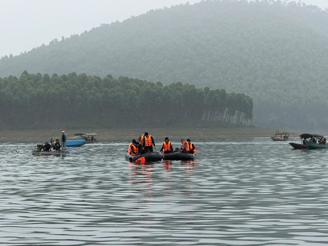 Đã tìm thấy 6 người mất tích trong vụ lật tàu ở hồ Thác Bà- Ảnh 1.