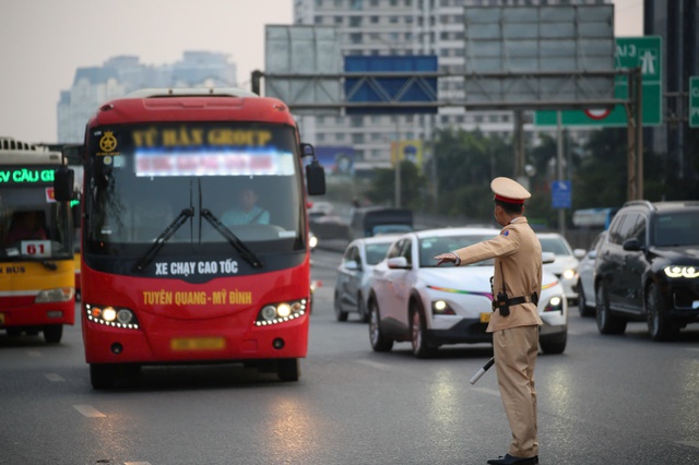 9 ngày nghỉ Tết, Hà Nội xử lý hơn 2.100 trường hợp vi phạm giao thông- Ảnh 2. 9 ngày nghỉ Tết, Hà Nội xử lý hơn 2.100 trường hợp vi phạm giao thông- Ảnh 2.