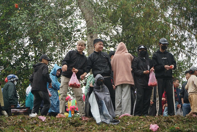 Phiên chợ ‘ném nhau’ cầu may độc nhất vô nhị ở xứ Thanh- Ảnh 5.