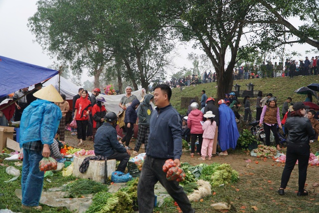 Phiên chợ ‘ném nhau’ cầu may độc nhất vô nhị ở xứ Thanh- Ảnh 3.