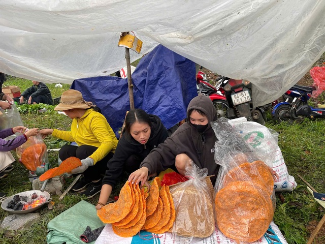 Phiên chợ ‘ném nhau’ cầu may độc nhất vô nhị ở xứ Thanh- Ảnh 2.