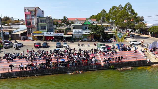 Tranh tài sôi nổi tại giải đua thuyền nam truyền thống tại Đắk Lắk- Ảnh 2.