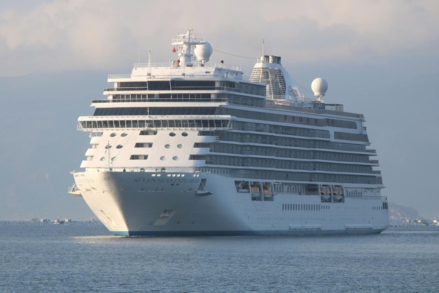 Tàu biển quốc tế khổng lồ đưa 800 khách cập cảng Cam Ranh- Ảnh 1.