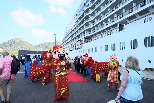 Tàu biển quốc tế khổng lồ đưa 800 khách cập cảng Cam Ranh- Ảnh 2.