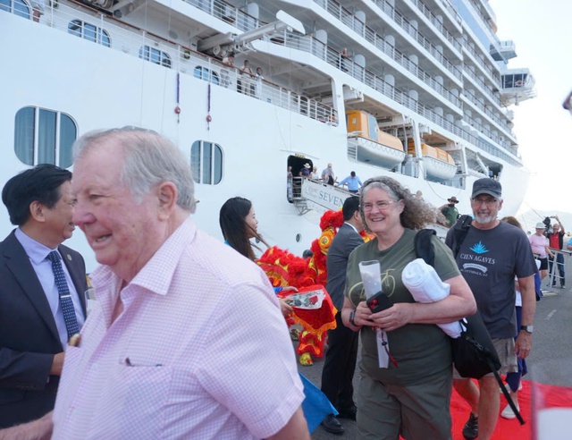 Tàu biển quốc tế khổng lồ đưa 800 khách cập cảng Cam Ranh- Ảnh 3.