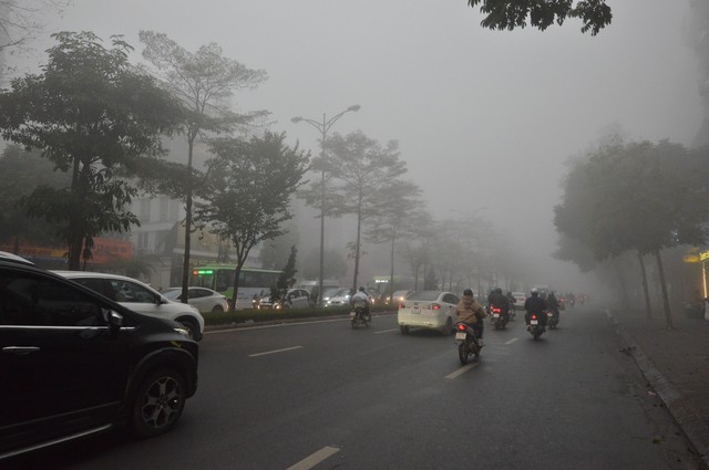 Miền Bắc mưa phùn, nồm ẩm trước khi chuyển nắng oi bức- Ảnh 1.