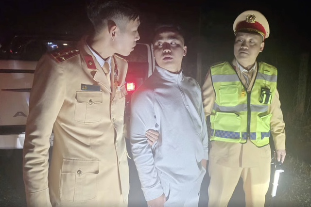 Tạm giam tài xế chống người thi hành công vụ khi bị kiểm tra nồng độ cồn- Ảnh 1.