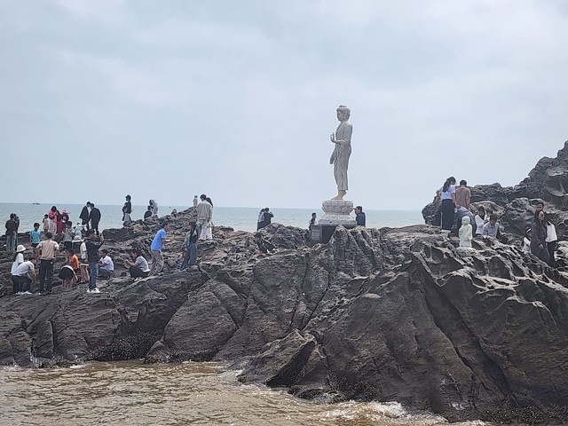 Xin lộc đầu năm ở ngôi chùa nơi tiếng chuông hòa cùng sóng biển- Ảnh 3. Xin lộc đầu năm ở ngôi chùa nơi tiếng chuông hòa cùng sóng biển- Ảnh 3.