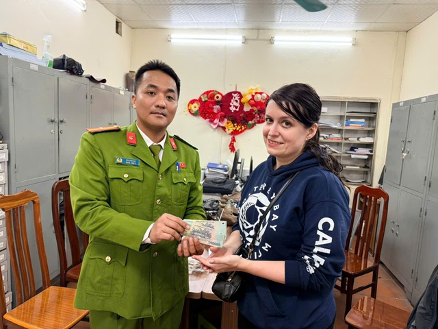 Diễn biến mới vụ xe ôm 'chặt chém' 1 triệu đồng nữ du khách Mỹ- Ảnh 2. Diễn biến mới vụ xe ôm 'chặt chém' 1 triệu đồng nữ du khách Mỹ- Ảnh 2.