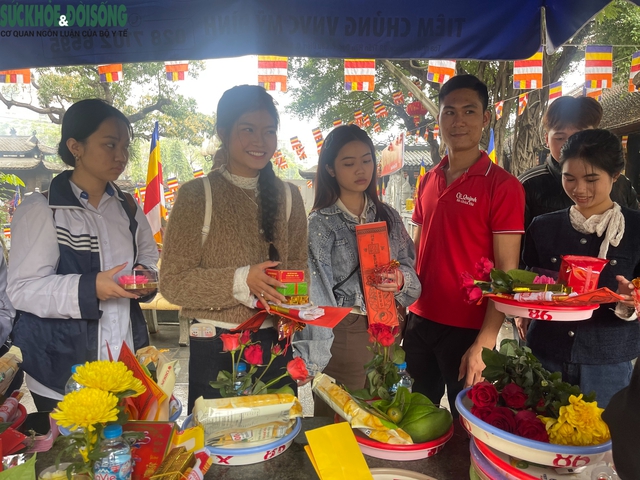 Mùng 9 Tết: Nam thanh nữ tú tấp nập đến chùa Hà cầu may- Ảnh 1. Mùng 9 Tết: Nam thanh nữ tú tấp nập đến chùa Hà cầu may- Ảnh 1.
