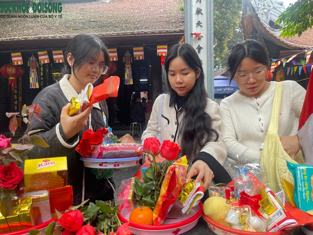 Mùng 9 Tết: Nam thanh nữ tú tấp nập đến chùa Hà cầu may- Ảnh 2. Mùng 9 Tết: Nam thanh nữ tú tấp nập đến chùa Hà cầu may- Ảnh 2.