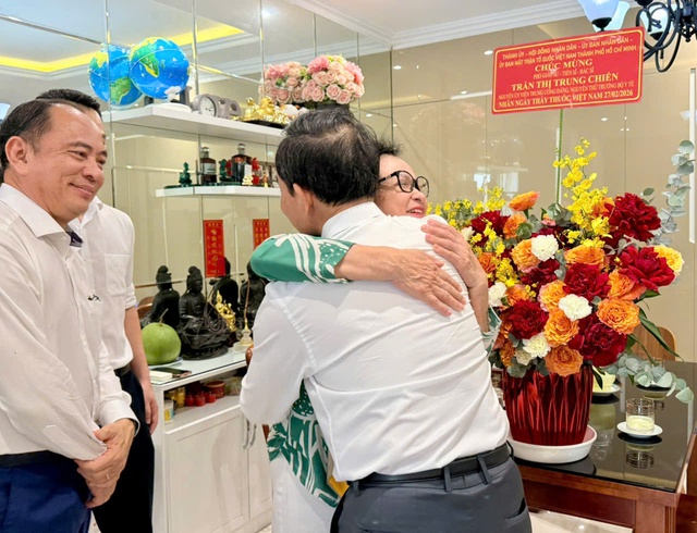 Lãnh đạo TPHCM thăm, chúc mừng nguyên Bộ trưởng Bộ Y tế và các cán bộ lão thành ngành y- Ảnh 2.