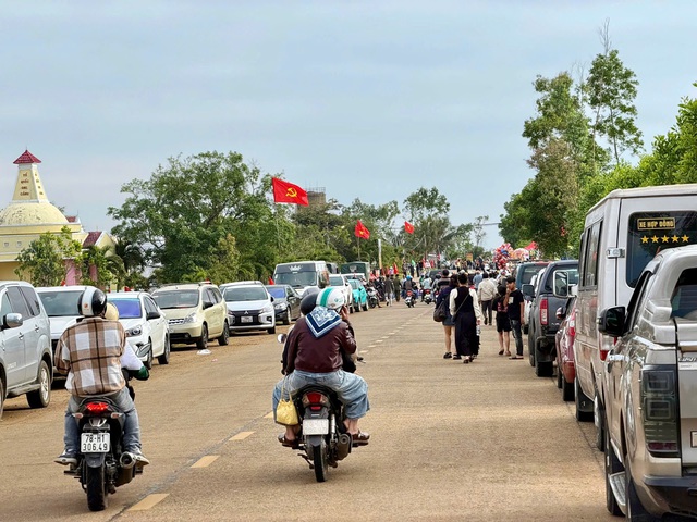 Hàng ngàn người dân thích thú xem nông dân trổ tài đua ngựa- Ảnh 1.