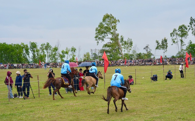 Hàng ngàn người dân thích thú xem nông dân trổ tài đua ngựa- Ảnh 5.